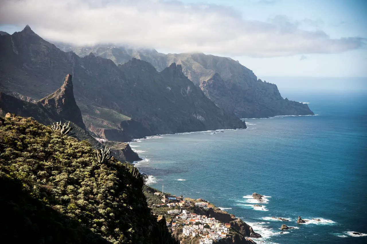 Steile bergkammen van het Anaga-gebergte boven de noordkust van Tenerife