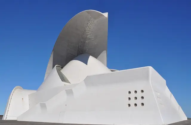 Het witte gebogen dak van het Auditorio de Tenerife in Santa Cruz