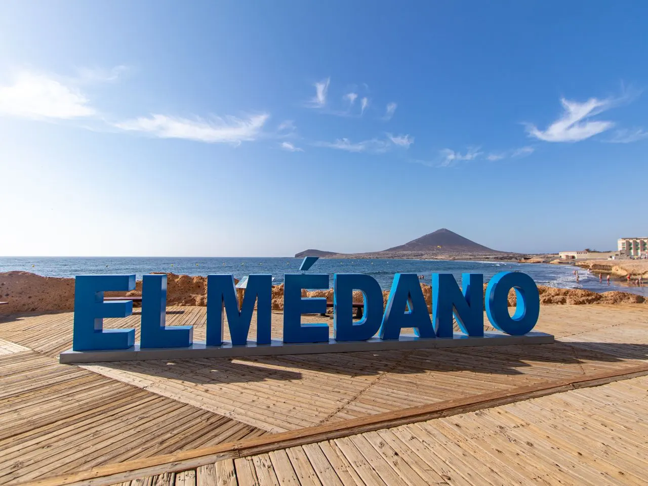 De letters van El Médano op de boulevard aan zee