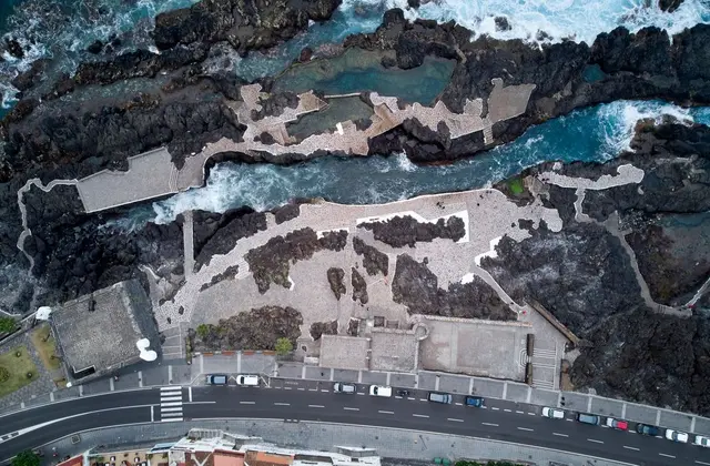 De natuurlijke zeebaden van El Caletón in Garachico van bovenaf