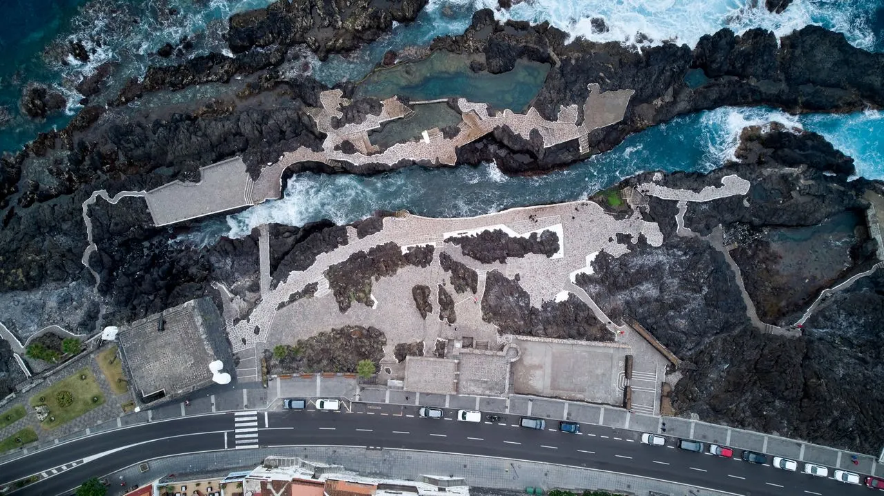 De natuurlijke zeebaden van El Caletón in Garachico van bovenaf