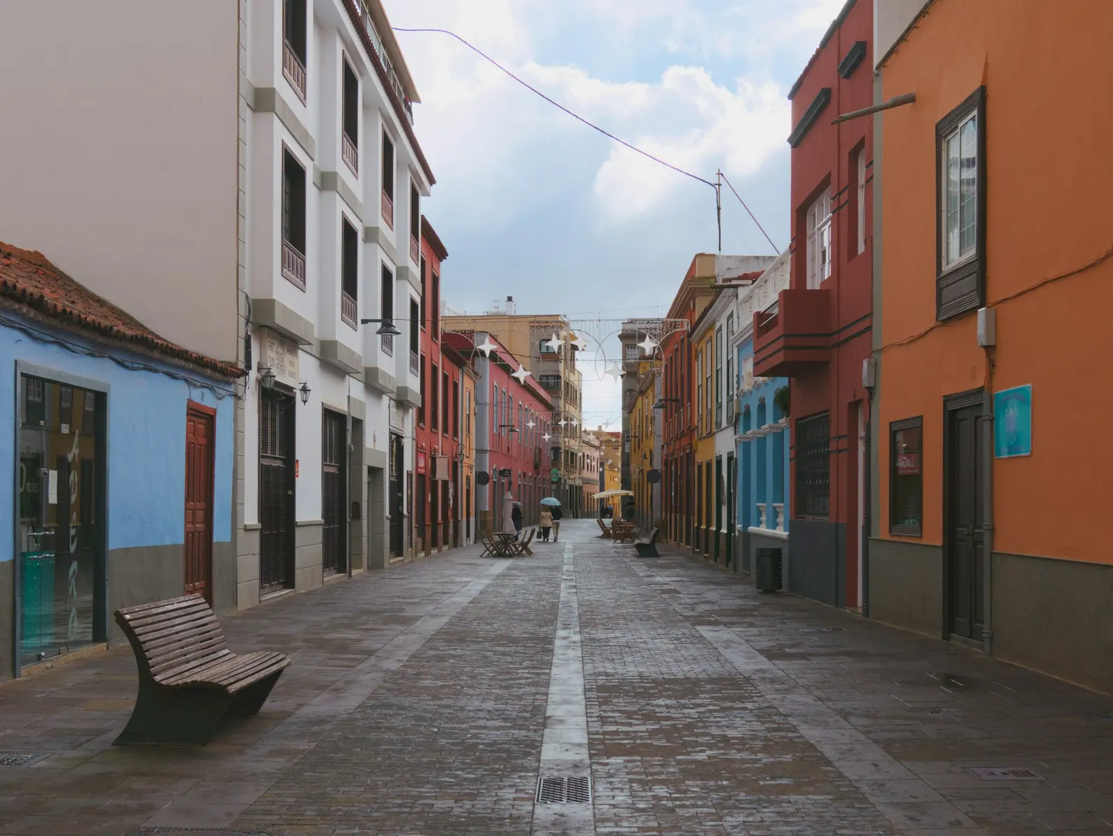 Straat met gekleurde huizen in het historische centrum van La Laguna