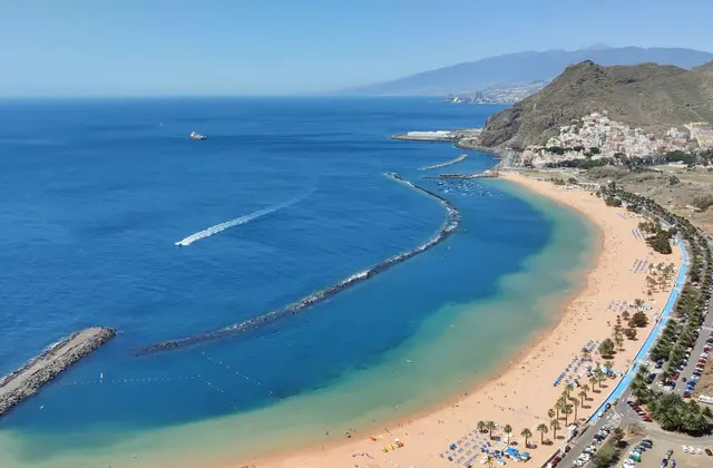 Playa de Las Teresitas met goudkleurig zand en golfbrekers bij San Andrés