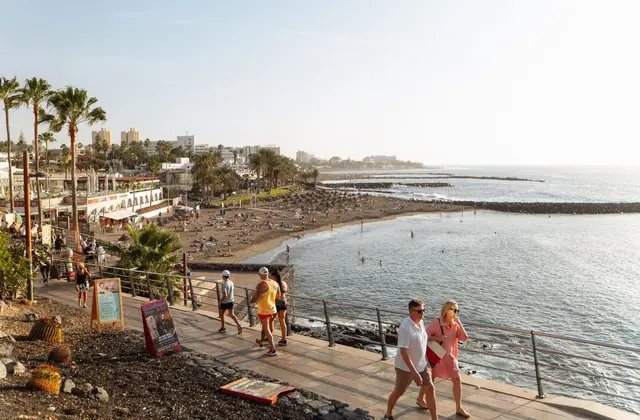 Wandelaars op de boulevard bij Playa del Duque in Costa Adeje