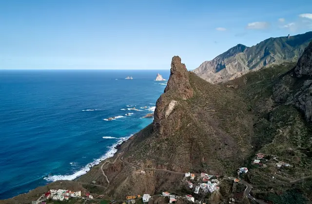 Taganana tussen de groene bergen van Anaga, met de oceaan erachter