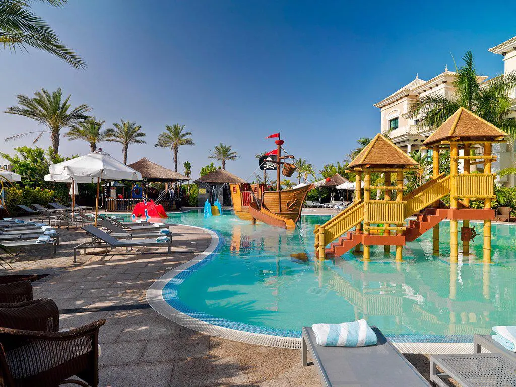 Kinderbad met houten piratenschip en speeltorens bij Gran Meliá Palacio de Isora in Alcalá, Tenerife